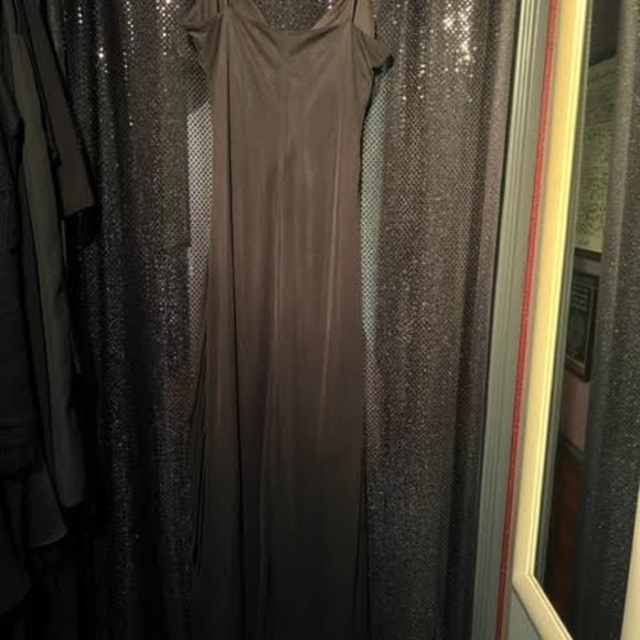 B. Smart Black Gown - Picture 6 of 7